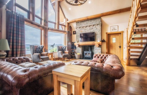 Lochinver Cabin | Spectacular 3-bedroom lodge with hot tub, sauna and stunning views in Lochinver
