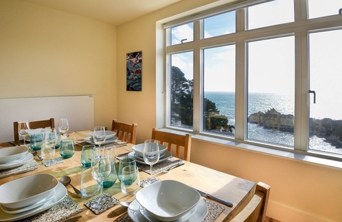 Polperro Apartment | Spectacular Apartment with Harbour & Sea Views in Cornwall