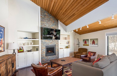 Ketchum House | SPECTACULAR BALDY VIEW REMODELED 2 BD TOWNHOME NEXT TO LIFTS! LUXURY! LOCATION!