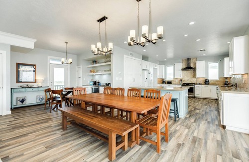Sands Of Kahala Beach House | Spectacular Beachfront Home, Large Bedrooms - Steps from Sand & Surf