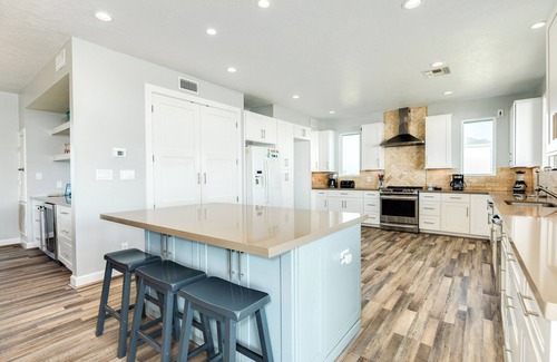 Sands Of Kahala Beach House | Spectacular Beachfront Home, Large Bedrooms - Steps from Sand & Surf
