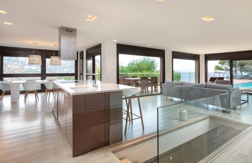 Nou Barris Villa | Spectacular estate on the sea