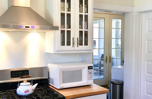Union Pier Cottage | Spectacular fall getaway in Union Pier 3 min walk to the beach.Yard,fire pit bbq