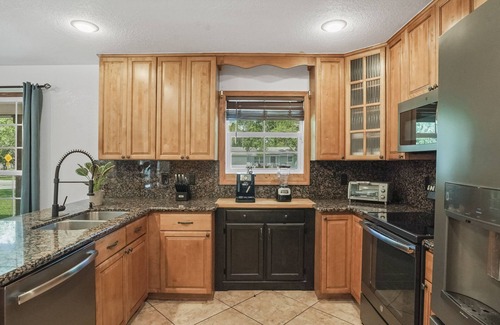 Pinellas Park House | Spectacular home with outdoor POOL and LAKE view (62nd St N)