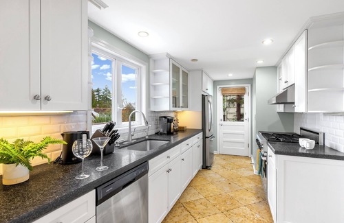 Windermere House | Spectacular Lake & Mountain view House w/Sunroom