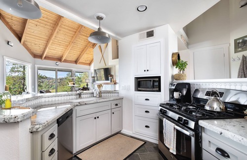 Lake Arrowhead House | SPECTACULAR LAKE VIEW HOME, 3100 SFT, A/C, SPA, STEPS to LAKE