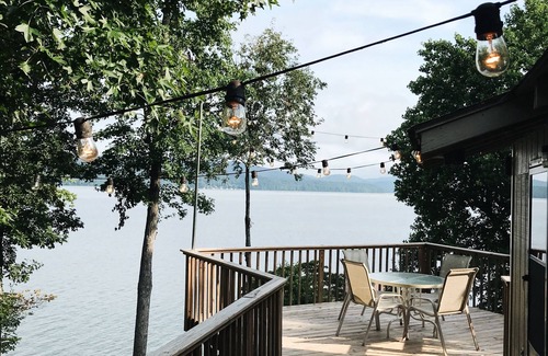 Langston House | Spectacular Lake Views, Bright & Cozy Interior, Great Fishing