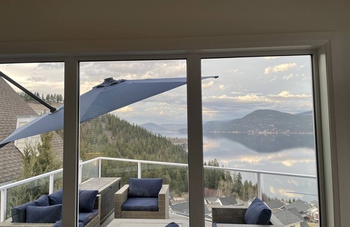 Central Okanagan House | Spectacular Lakeview home at La Casa Cottages located on Lake Okanagan