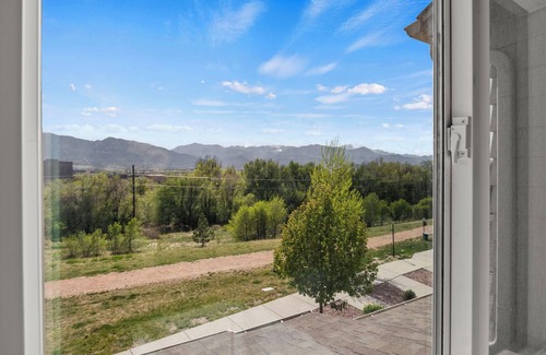 Central Colorado Springs House | Spectacular Mountain Views & Modern Comfort | 3BR, 2.5BA Townhome | Perfectly Lo