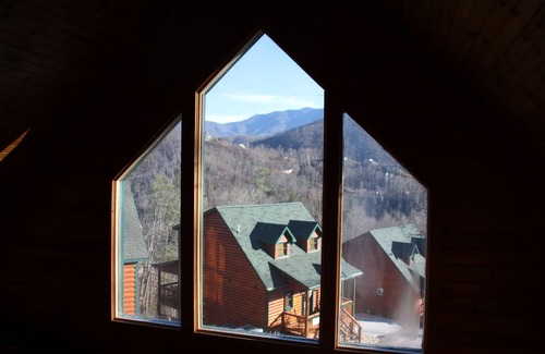 Gatlinburg Cabin | Spectacular MTN Views, Minutes to Gatlinburg, Hot Tub, WIFI, Pool Table