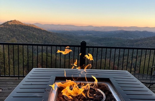 Purlear Cabin | Spectacular Mtn Views-Artfully Decorated. Inviting, Warm & Rustic.