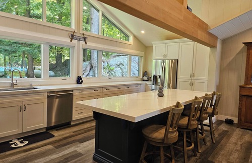 Minett Cottage | Spectacular Muskoka fall colours. Luxury cottage. Flat property, SW exposure.