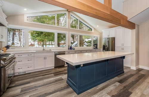 Minett Cottage | Spectacular Muskoka fall colours. Luxury cottage. Flat property, SW exposure.
