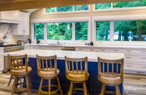 Minett Cottage | Spectacular Muskoka fall colours. Luxury cottage. Flat property, SW exposure.
