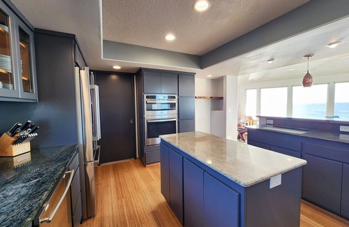 Yachats House | Spectacular Ocean Views! Hot Tub! Walk to Everywhere in Yachats!