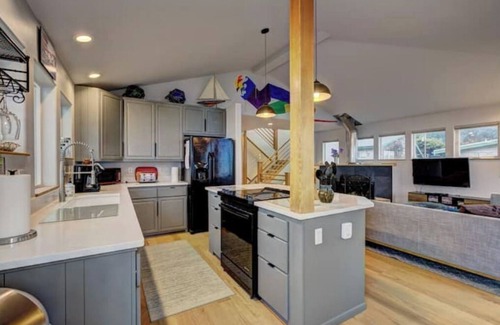 Yachats House | Spectacular oceanfront, dog-friendly home located in the heart of Yachats.
