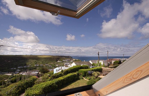 Porthtowan Apartment | Spectacular one bedroom apartment , incredible coastal views, walk to the beach