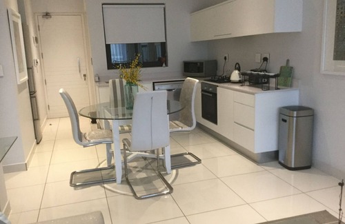 Greater Johannesburg Metropolitan Area House | Spectacular one bedroom apartment One Hyde Park