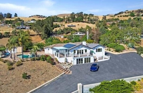 Evergreen Villa | Spectacular Panoramic Views of Valley, City Lights