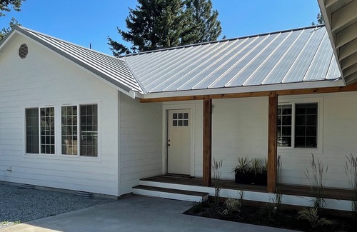 Chelan House | Spectacular peaceful out of town getaway only 5 miles from downtown Lake Chelan.