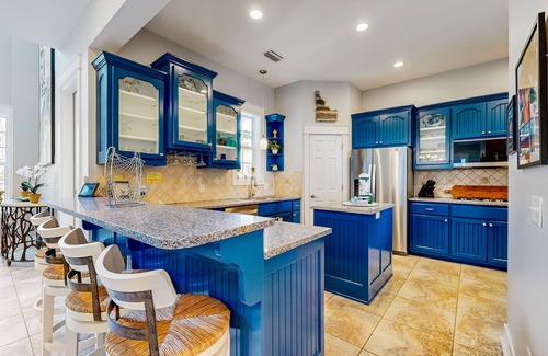 Greenway Park House | Spectacular retreat with furnished balconies & community pool