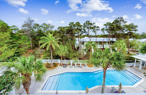 Greenway Park House | Spectacular retreat with furnished balconies & community pool