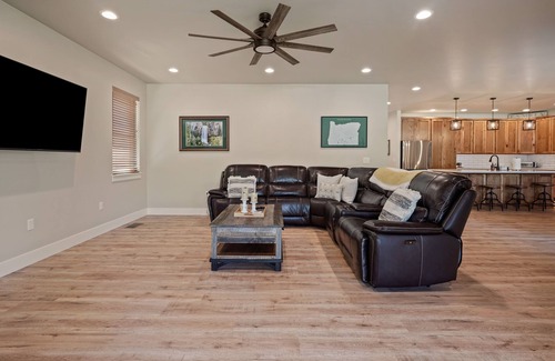 Oregon Water Wonderland House | Spectacular River Front Access, Hot Tub, Ping Pong, South of Sunriver Resort