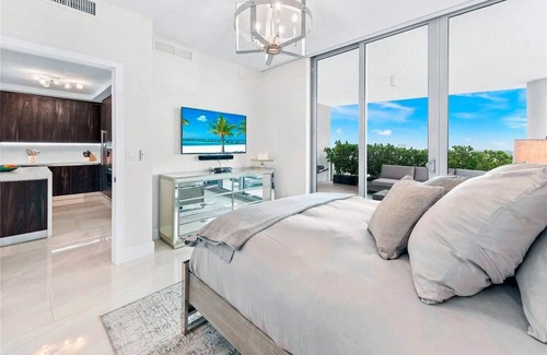 Central Fort Lauderdale Apartment | Spectacular Skyline and Ocean Views from Luxurious Flow-Through Penthouse