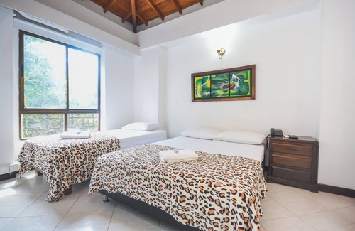 Estadio Hotel | Spectacular triple room with air, wifi and hot water in Laureles-Estadio-Medellin