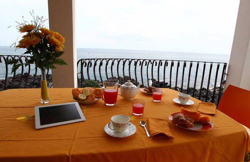 Stazzo House | Spectacular view just a few meters from the sea!