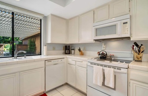Rancho Mirage Condo | Spectacular view, steps to pool/jacuzzi at Sunrise Country Club-winter available