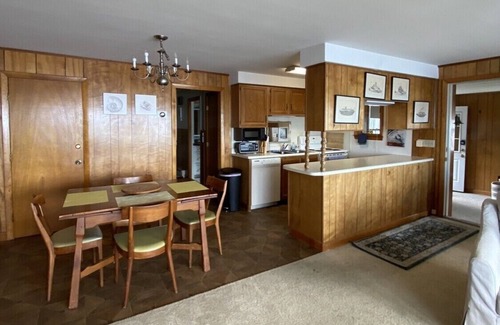 Portsmouth House | Spectacular views at a charming waterfront cottage!