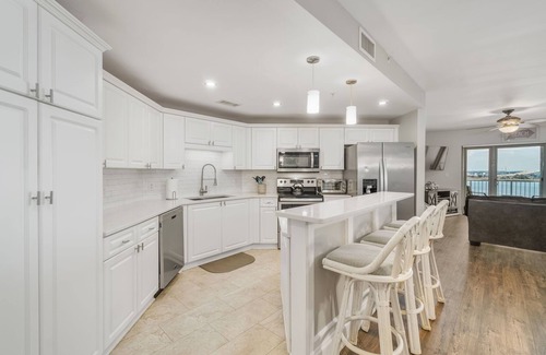 Morehead City Condo | Spectacular Views, Jacuzzi, Gym, and walk to the Beach!