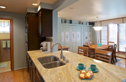 Olcott Cottage | Spectacular Views! Near Niagara Falls NY! 5 Star! Breathtaking Sunsets!