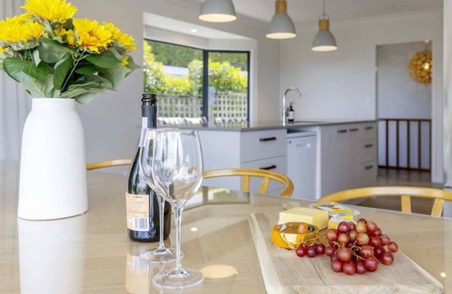 Waipahihi House | Spectacular Views - Walk to Lake