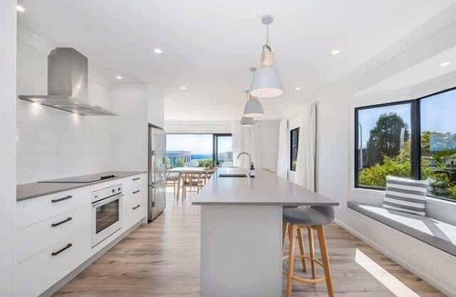 Waipahihi House | Spectacular Views - Walk to Lake