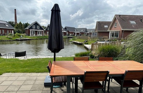 Medemblik House | Spectacular villa by the lake