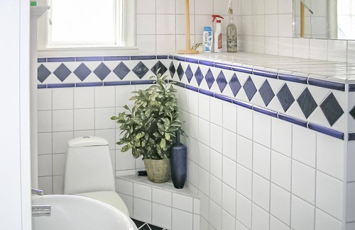 Grundsund House | Spend a great family vacation on the island of Skaftö in this spacious vacation accommodation.