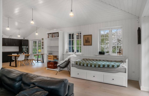 Ordrup House | Spend a nice vacation in this modern and spacious vacation in Ordrup.