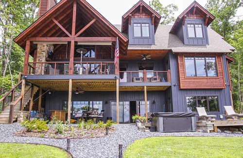 Blue Ridge Cabin | Spend a weekend on Lake Blue Ridge and enjoy a campfire by the lake