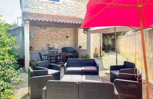 Rognonas House | Spend a wonderful time in this charming property with wonderful garden.