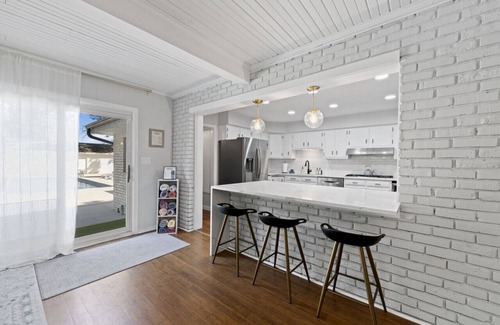 Bridgman House | Spend fall in MI! Hot Tub, Fire Pit + more!
