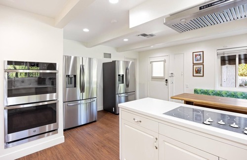 Uptown Design District House | Spend Fall in Palm Springs! Movie Colony Estate Home! Tennis Court! Pool! Pool Table!