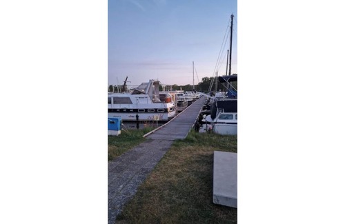 Heerenveen Boat Rental | Spend the night on a boat near Sneek, Joure & Heerenveen