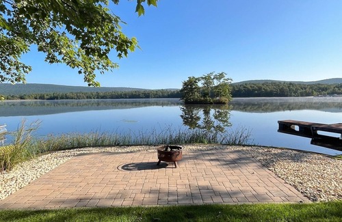 Drums Cabin | Spend time making cherished memories at this gorgeous 5-bedroom LAKEFRONT Lodge!