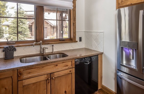 Spanish Peaks Cabin | Spend Winter in Big Sky! Spanish Peaks Cabin with Ski-in/Ski-out Access, Hot Tub, and Fireplace!