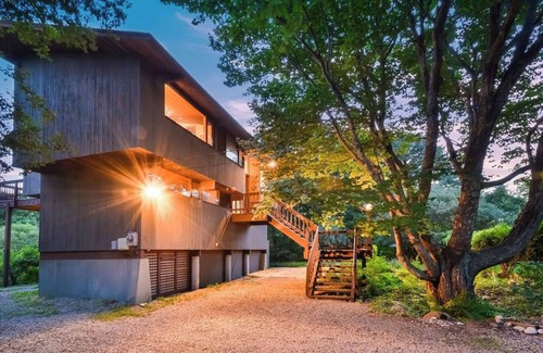South Kingstown House | Spend your vacation at this relaxing waterfront retreat on Green Hill Pond.