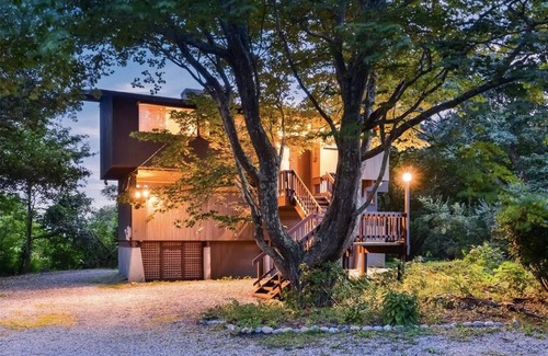 South Kingstown House | Spend your vacation at this relaxing waterfront retreat on Green Hill Pond.
