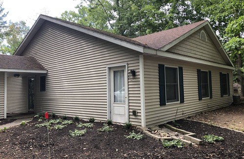 Mayfield Cottage | Spider Lake Escape: Quiet Cove Waterfront Living
