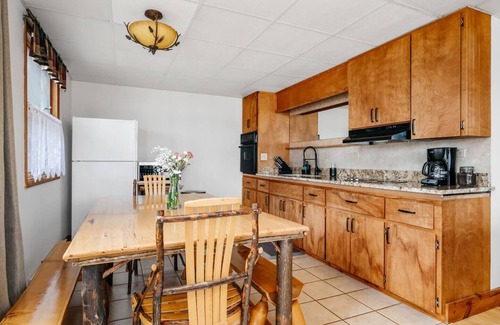 Mayfield Condo | Spider Lakefront Balcony| Pontoon Rentals| Bonfire